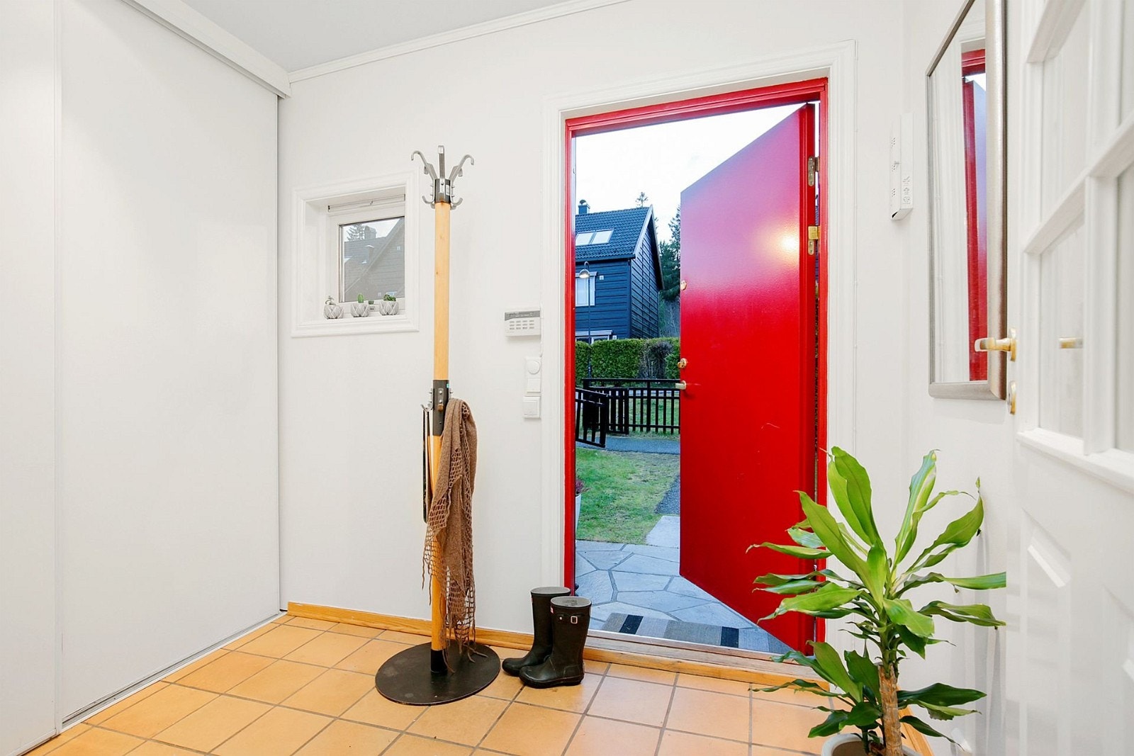 I gangen pleier det å være masse jakker og masse sko over alt. Og så er det et stor skap hvor man kan ha enda flere sko og jakker. Galleribilde