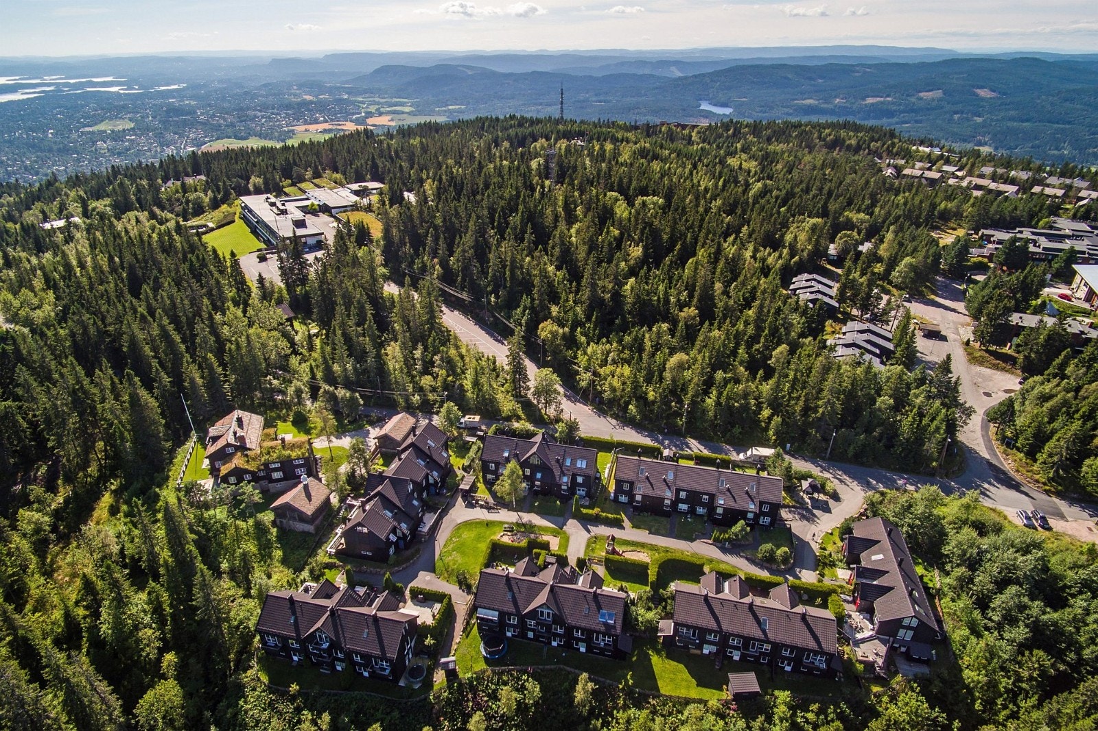 Her er alle husene der vi bor. Gata vår er full av venner på vår alder som vi pleier å leke med. Galleribilde