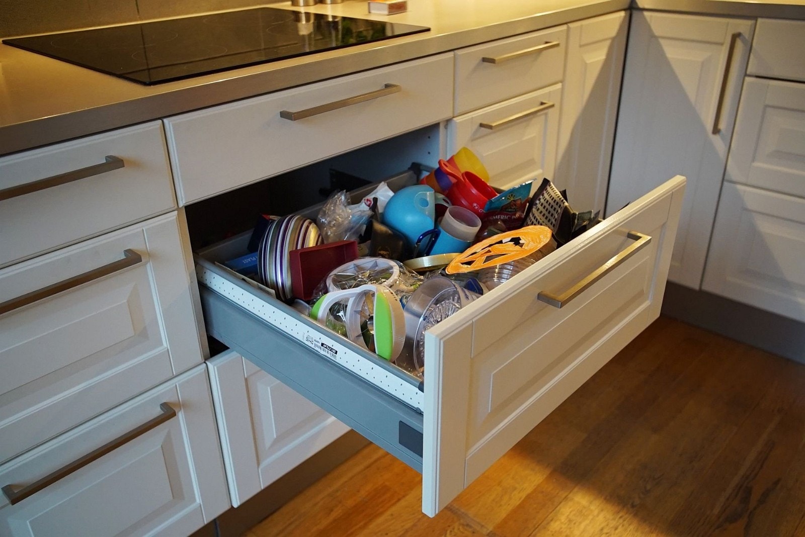 Det er plass til mange ting i skuffene også. Galleribilde