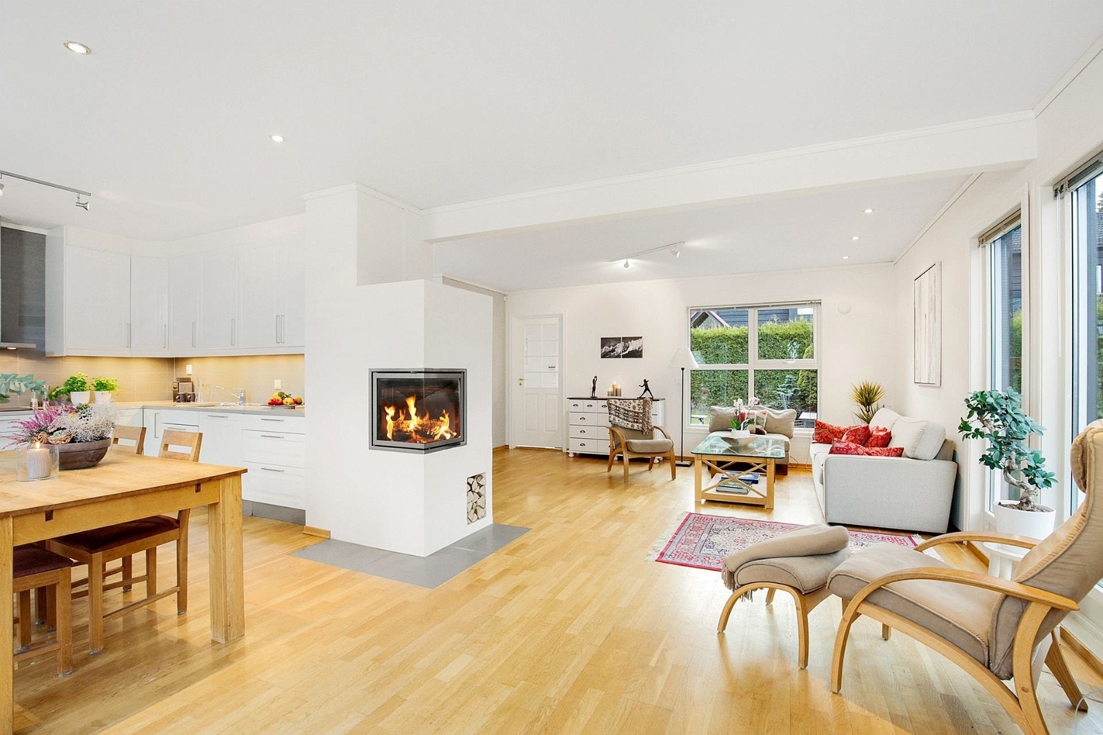 Et bilde fra stua og kjøkkenet. Galleribilde