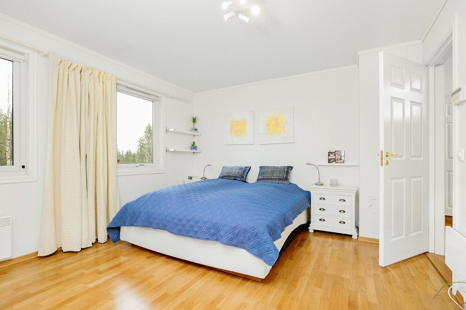 Dette er rommet til mamma og pappa. Her pleier det ikke å være så veldig ryddig egentlig. Galleribilde