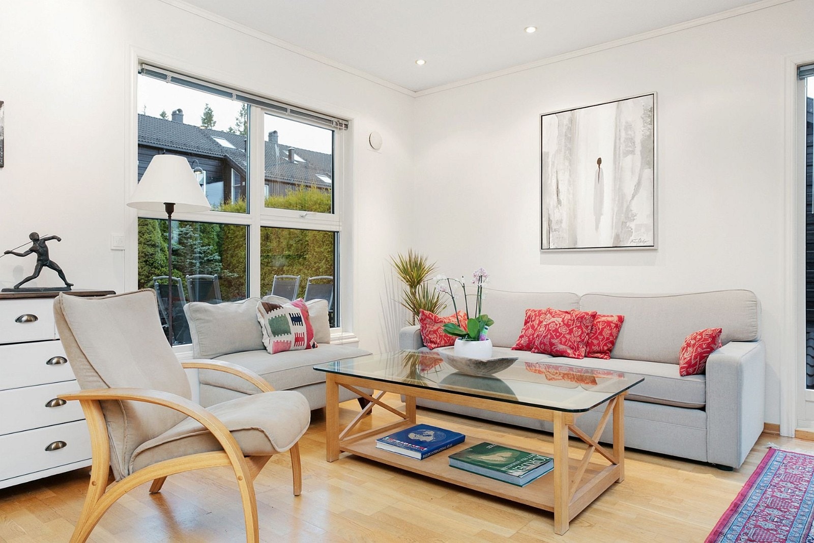 Her sitter de voksne når de har besøk og skal prate og drikke kaffe. Det synes vi er litt kjedelig så vi sitter ikke her så mye. Galleribilde