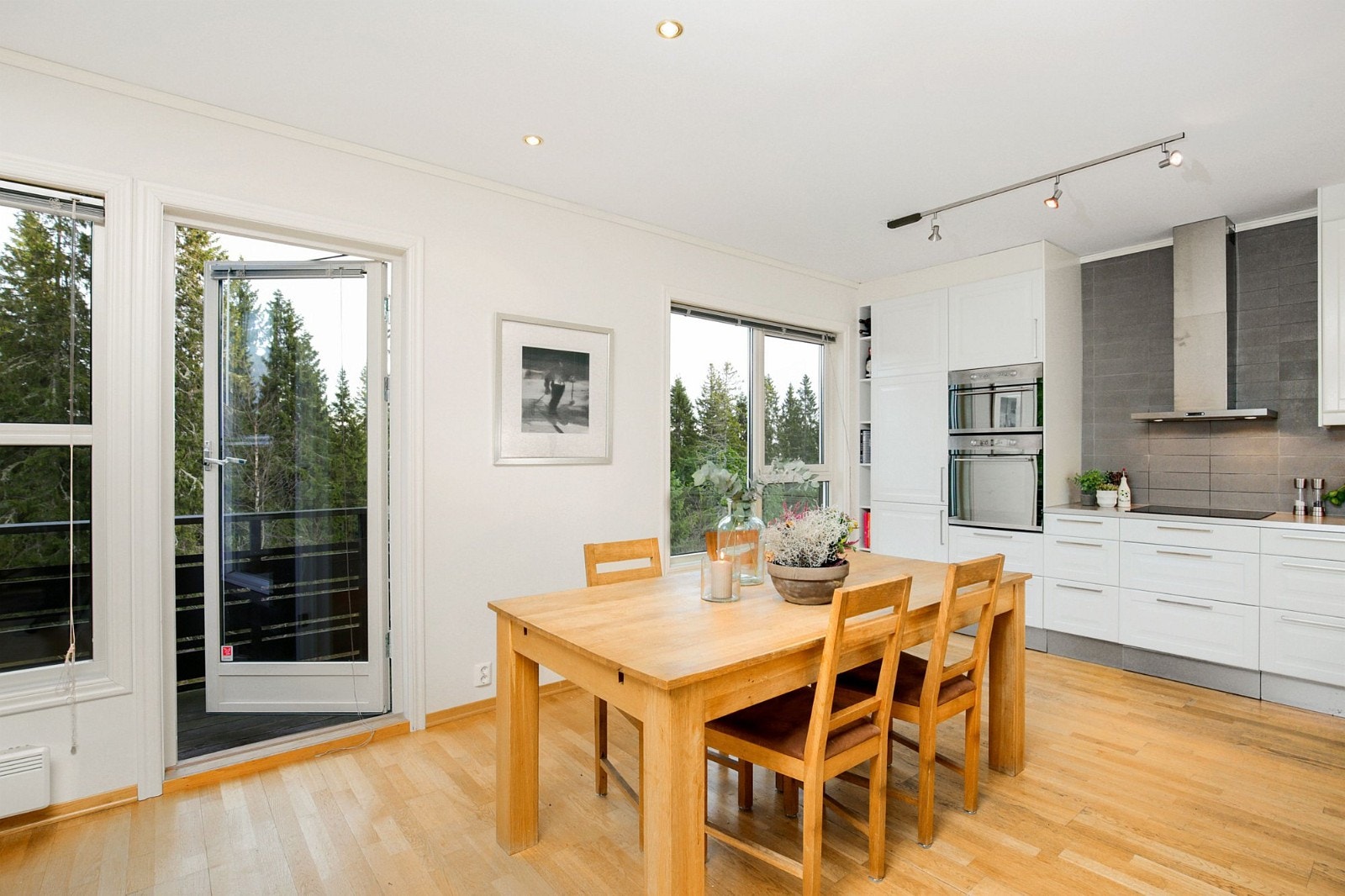 Fra kjøkkenvinduet kan man se ut på skogen. Galleribilde