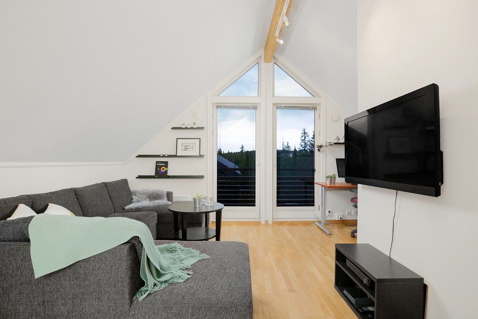 Her har vi vår egen lekestue! Det er fint, for da kan vi se spille spill og se på Barne-TV uten voksenmas. Galleribilde