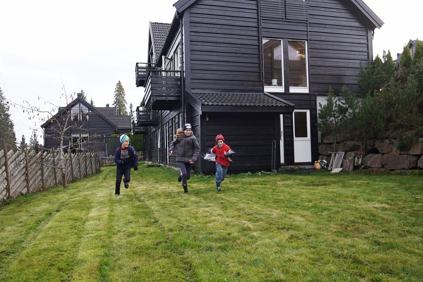 Vi har veldig mye plass å løpe på og vi pleier å løpe om kapp på den nederste plenen. Galleribilde