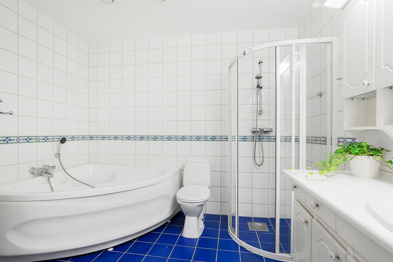 Dette er badet nede. Her har vi lært å bade, dusje, svømme og pusse tennene. Og tisse i doen. Galleribilde