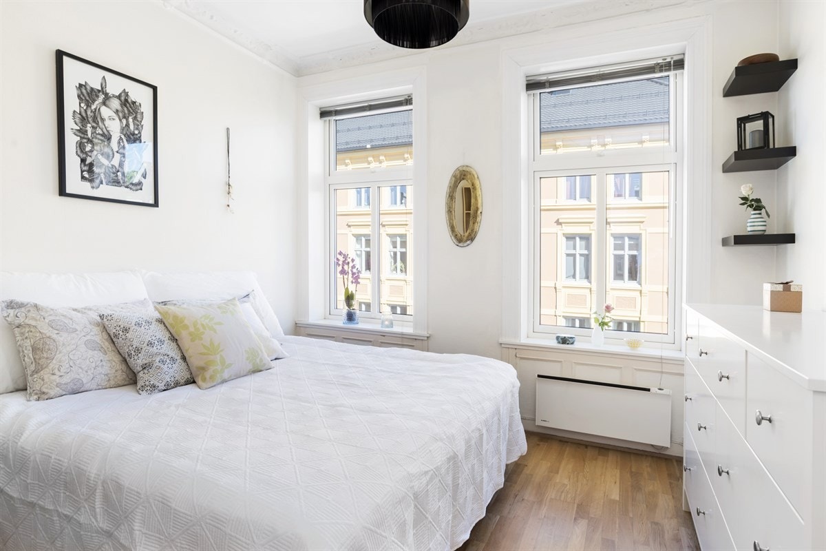 Soverom med stukkatur i taket Galleribilde