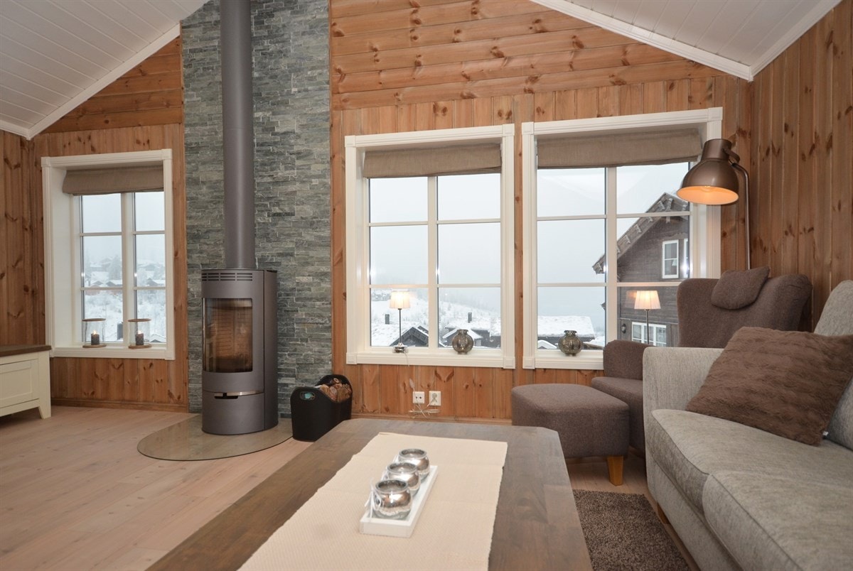Stue med peisovn og flott utsikt. Nb. andre møbler nå. Galleribilde