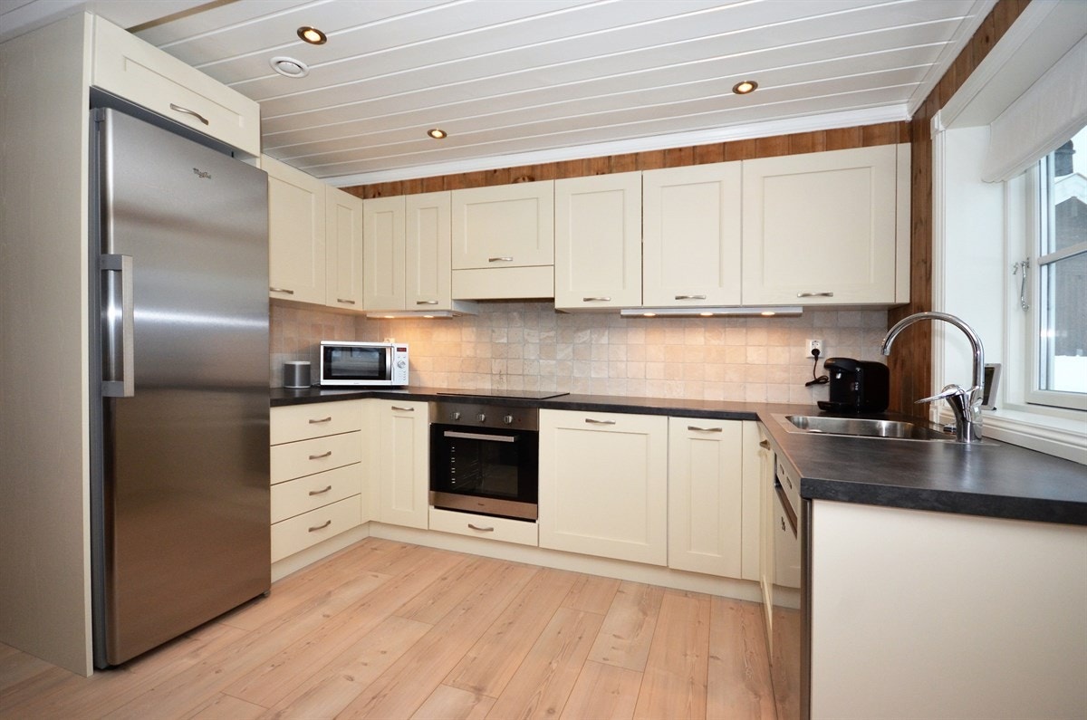 Kjøkken. Kun intergrete hvitevarer følger. Galleribilde