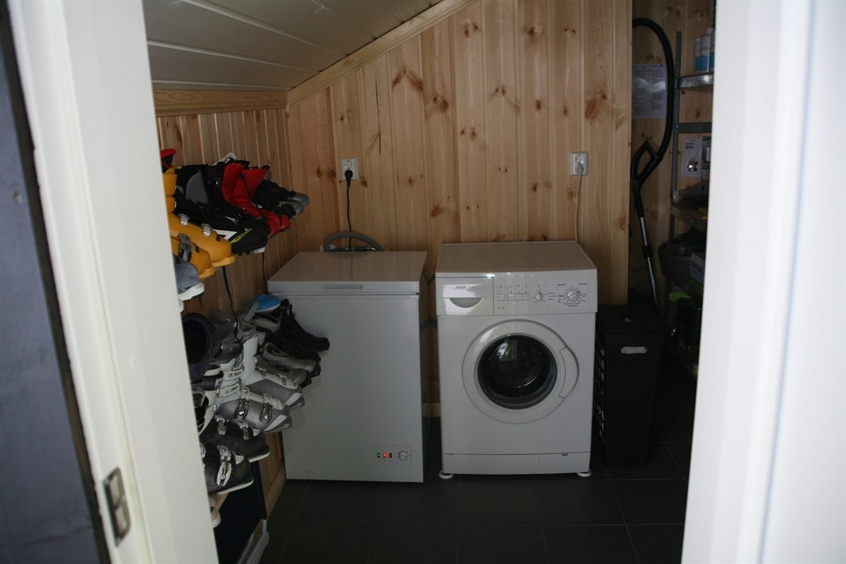 Bod/vaskerom med vaskemaskin og fryseboks. Utvendig adkomst Galleribilde