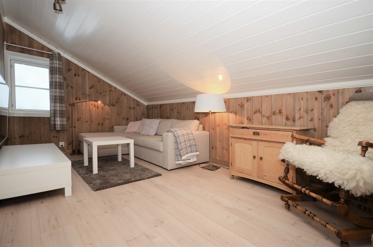 Loftsstue i 2. etasje (TV benken følger ikke med). Galleribilde