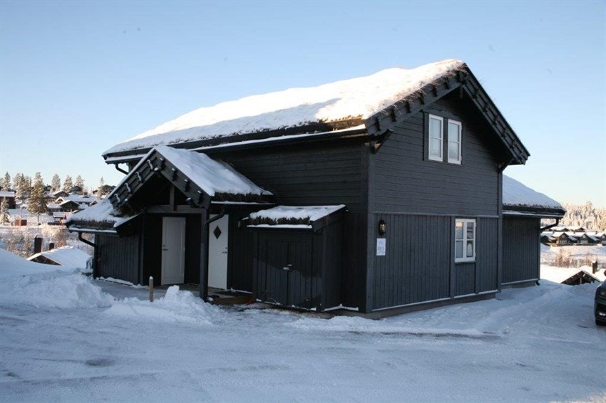 Hytten ligger tilbaketrukket. Godt med parkeringsplasser på eiendommen. Galleribilde
