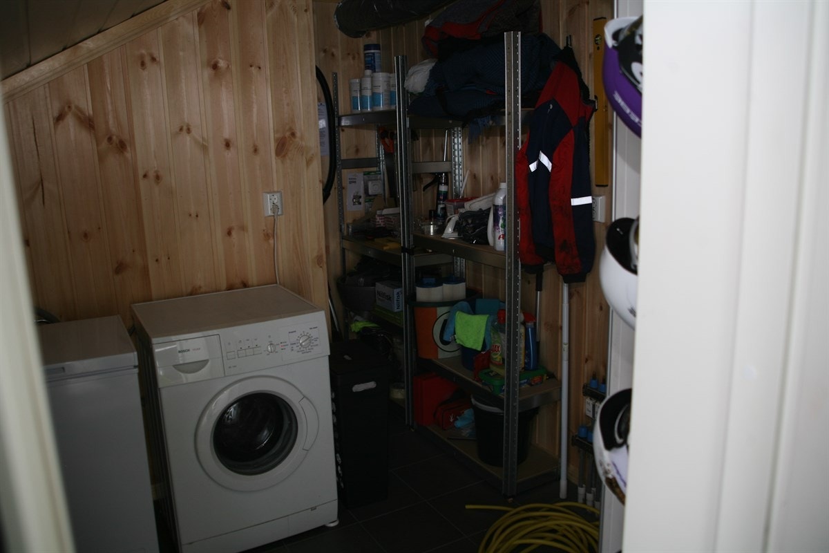 Bod/vaskerom med vaskemaskin og fryseboks. Utvendig adkomst Galleribilde