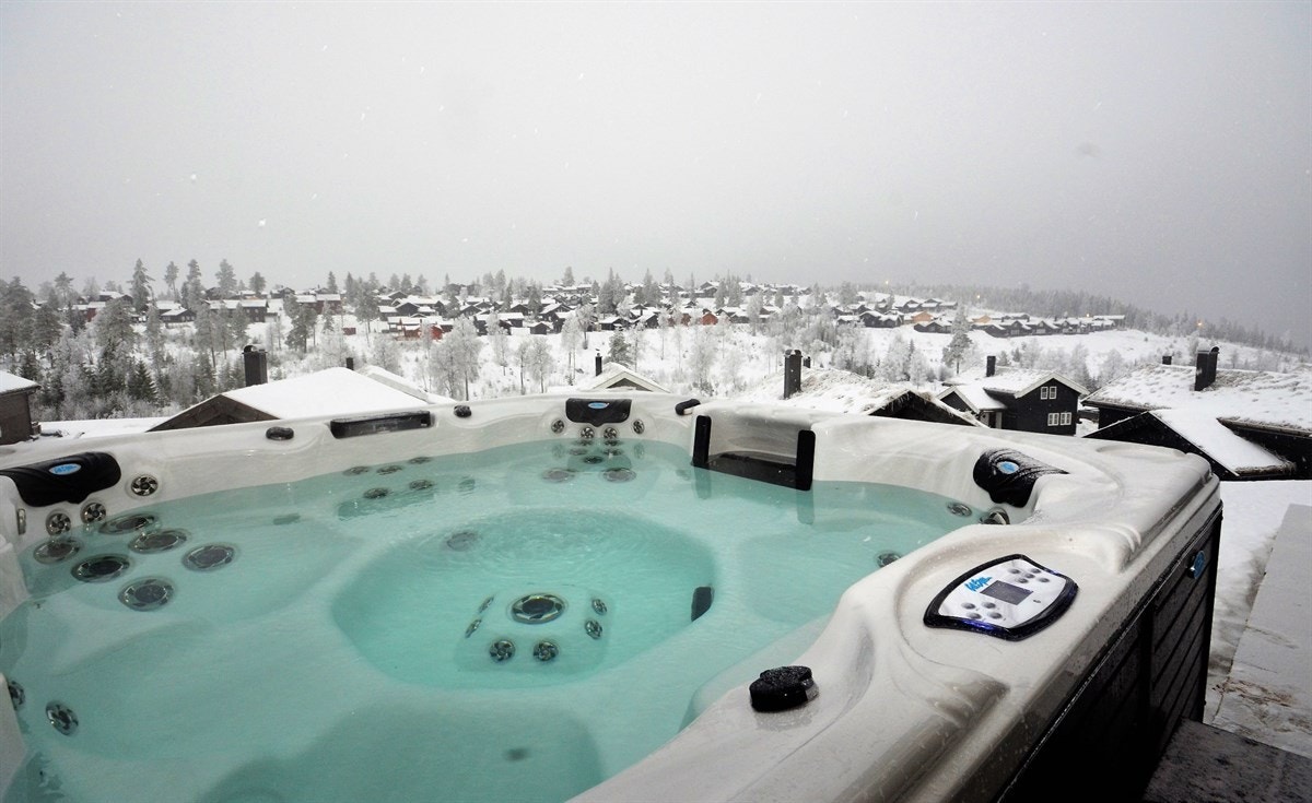 Jacuzzi med plass for 7 personer. Direkte adkomst fra stue. Galleribilde