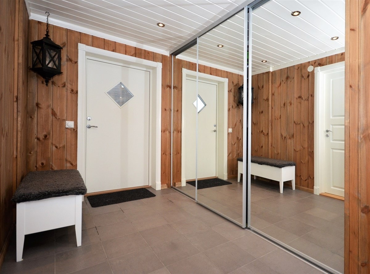 Gang med stor speilskyvedørsgarderobe. Galleribilde