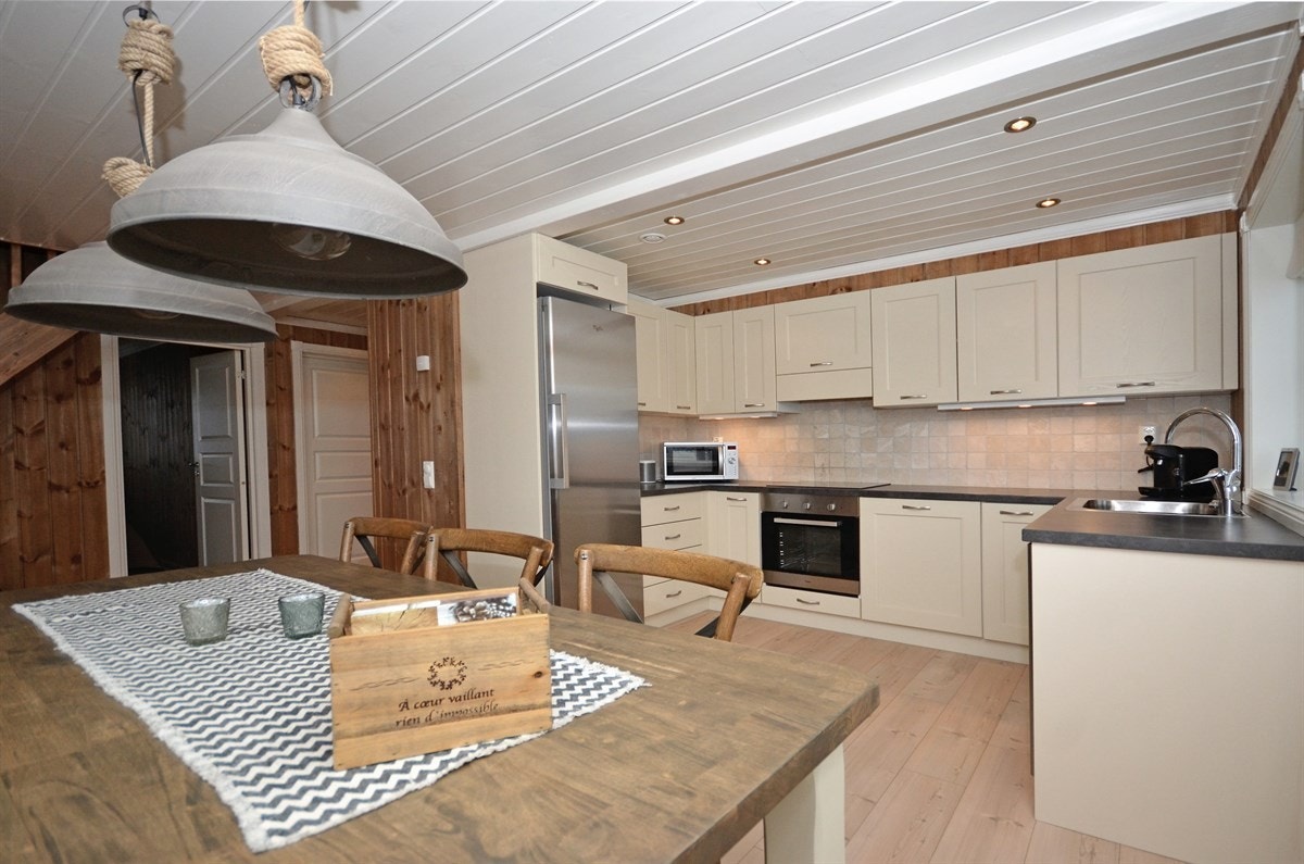 Kjøkken med god skap- og benkeplass, samt stor spiseplass. Annet spisebord i salget. Galleribilde