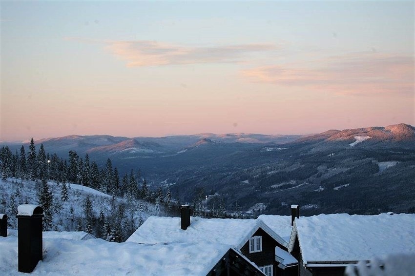 Vidstrakt og vakker utsikt fra stor terrasse. Galleribilde