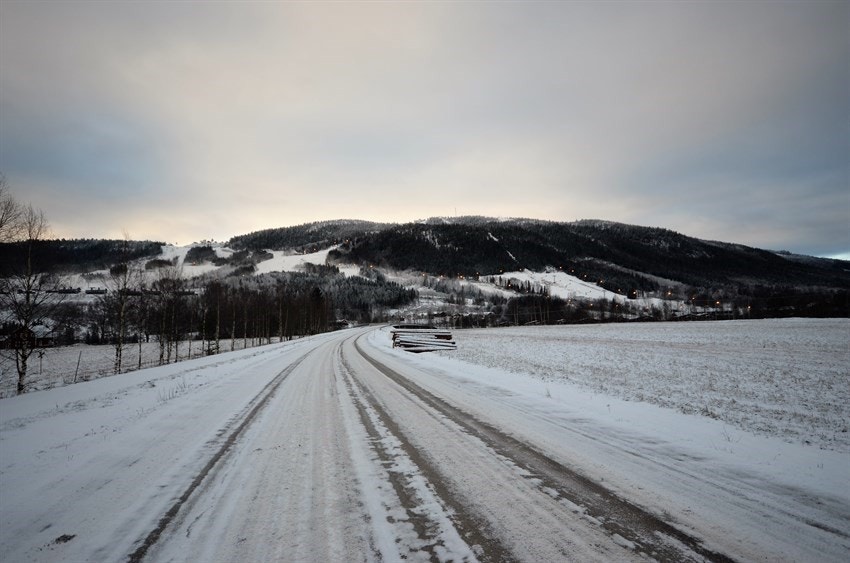 Innkjøring til Branäs området med bakkene i bakgrunnen Galleribilde