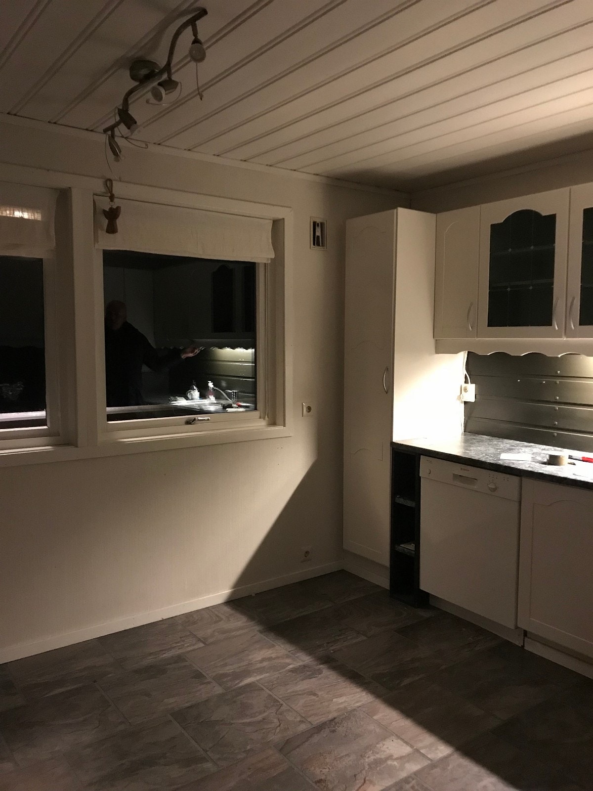 Kjøkken m hvitevarer Galleribilde