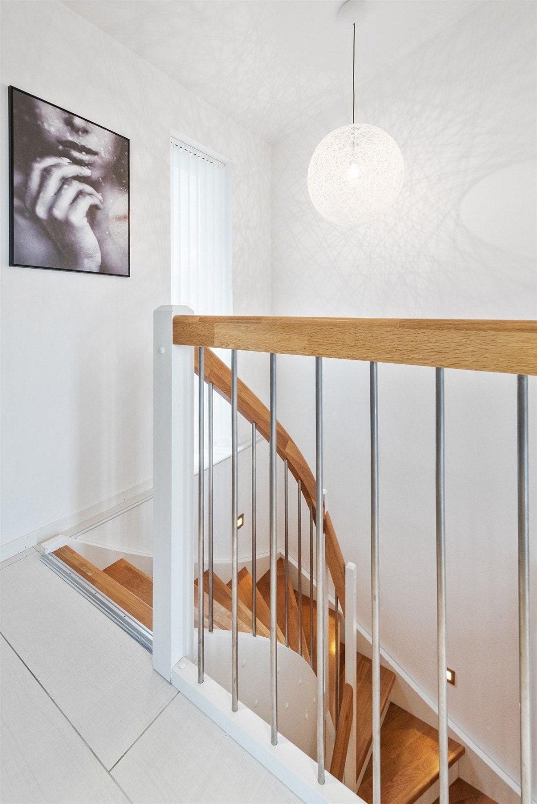 PROA Eiendomsmegling - Lekkert trappeløp ned til underetasjen med integrert belysning som følger løpet. Galleribilde