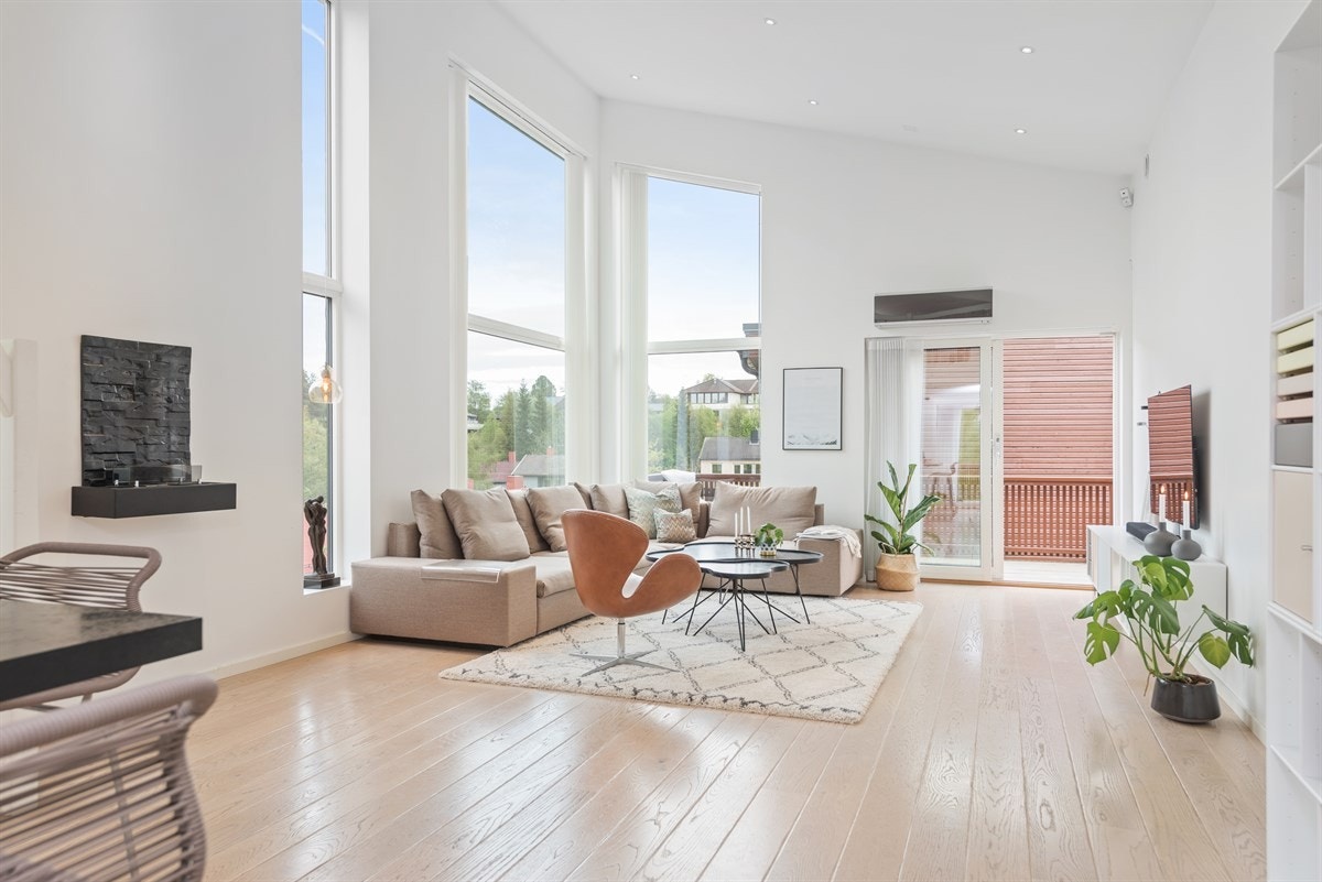 PROA Eiendomsmegling - Stuen er svært innbydende med en generøs takhøyde som på sitt høyeste er ca. 4,20 meter. Galleribilde