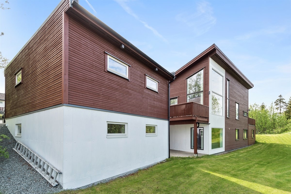 PROA Eiendomsmegling - Hjørnetomten er pent opparbeidet med mye plenområde. Galleribilde