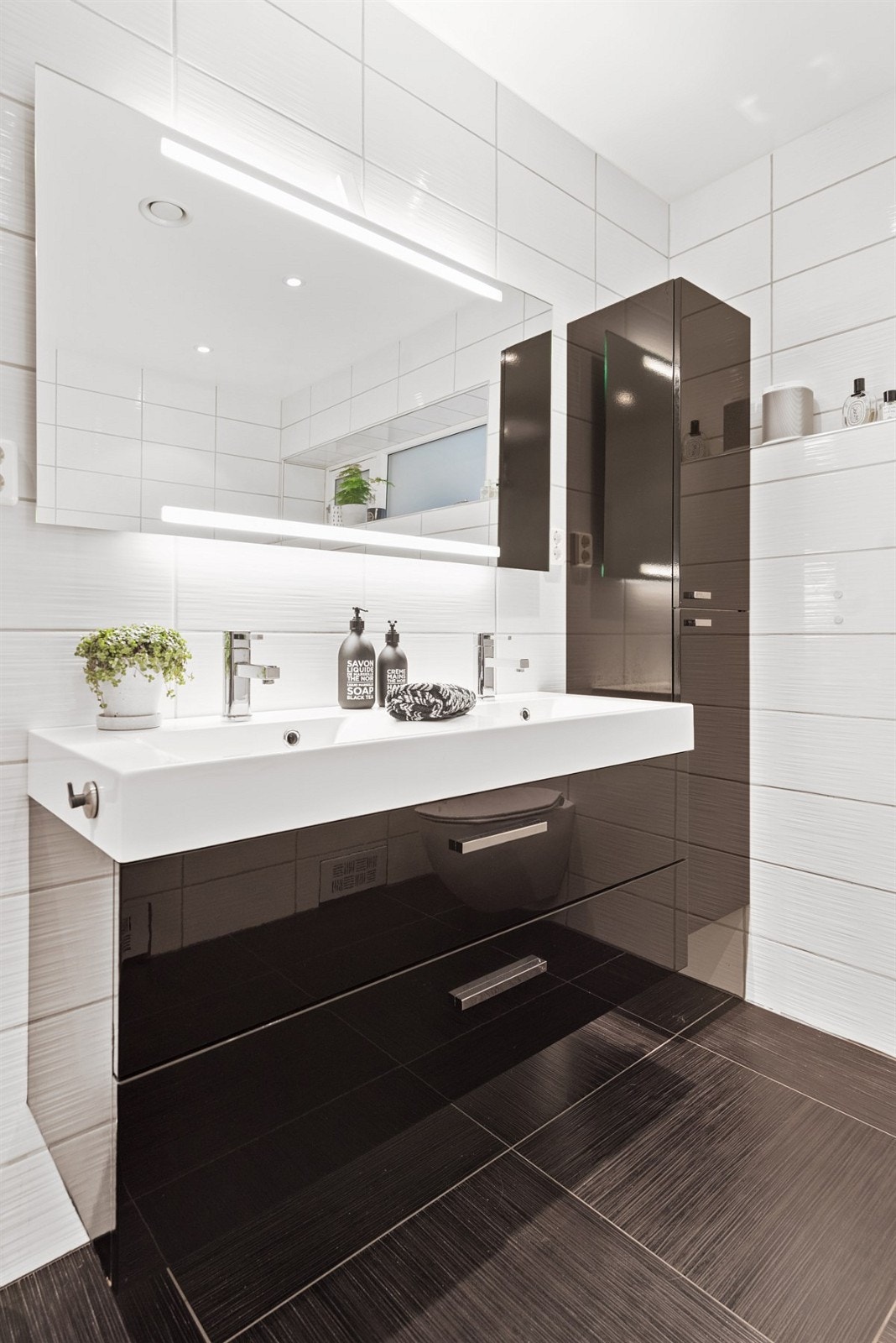 PROA Eiendomsmegling - Badet har høy standard med en lekker dusj, boblebadekar, samt behaglig varme i gulv. Galleribilde