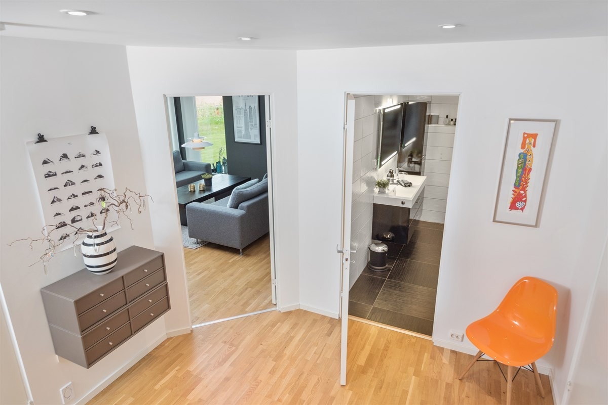 PROA Eiendomsmegling - Gangen i underetasjen leder til de øvrige rommene. Galleribilde