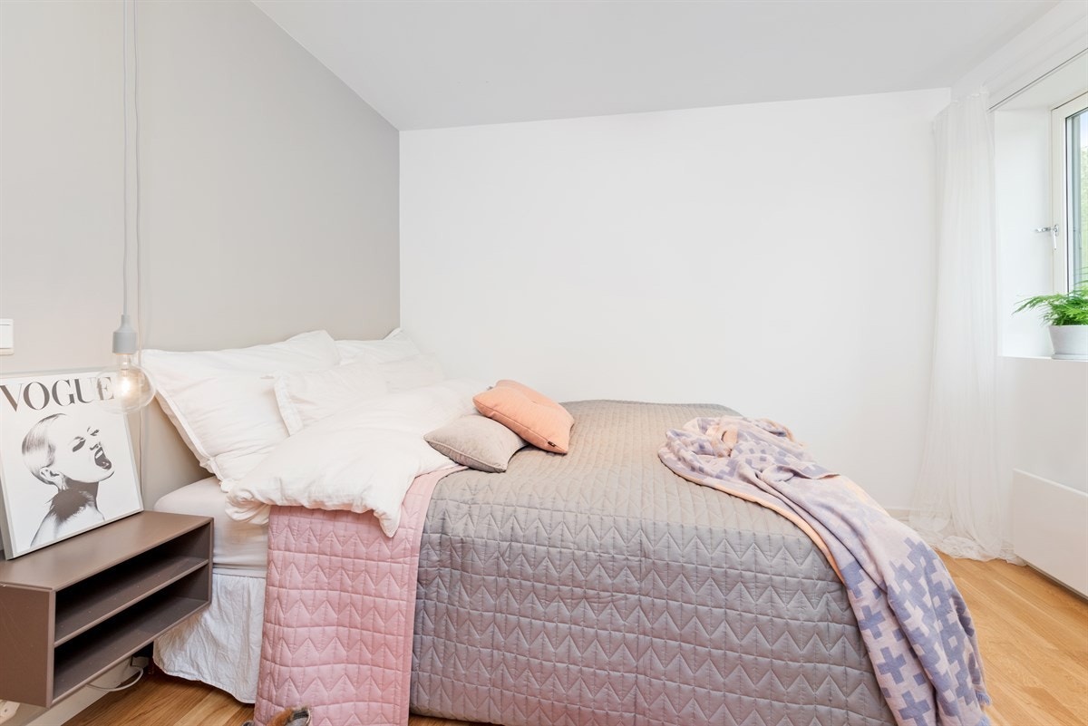 PROA Eiendomsmegling - Alle soverommene oppleves lyse og romslige med delikate fargevalg. Galleribilde