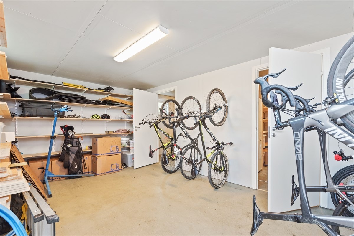 PROA Eiendomsmegling - Garasjen byr på mange rom for oppbevaring. Galleribilde