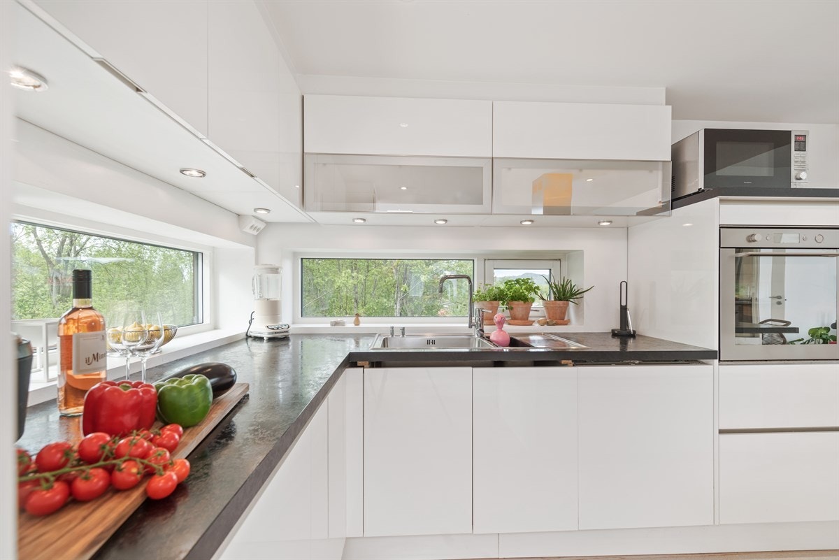 PROA Eiendomsmegling - Mellom over- og underskap er det innfelt vinduer som gir en naturskjønn utsikt ut, samt mye naturlig innlys. Galleribilde