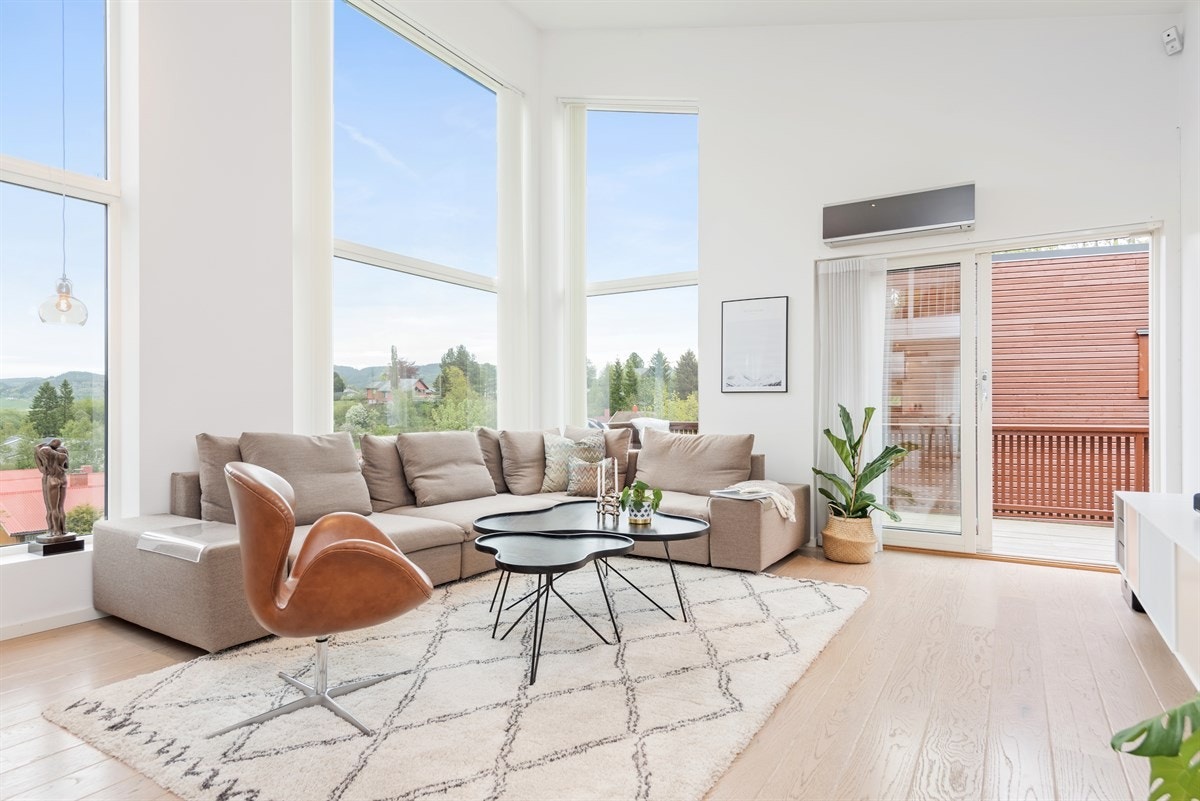 PROA Eiendomsmegling - Stuen får tilført masse naturlig innlys som gir en lys og behagelig atmosfære. Galleribilde