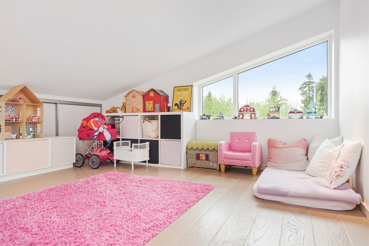 PROA Eiendomsmegling - Over kjøkkenet er det en trapp, utført i eik, opp til en åpen og hyggelig mesanin. Her er det lagt det samme flotte parkettgulvet som i 1. etasje. Galleribilde