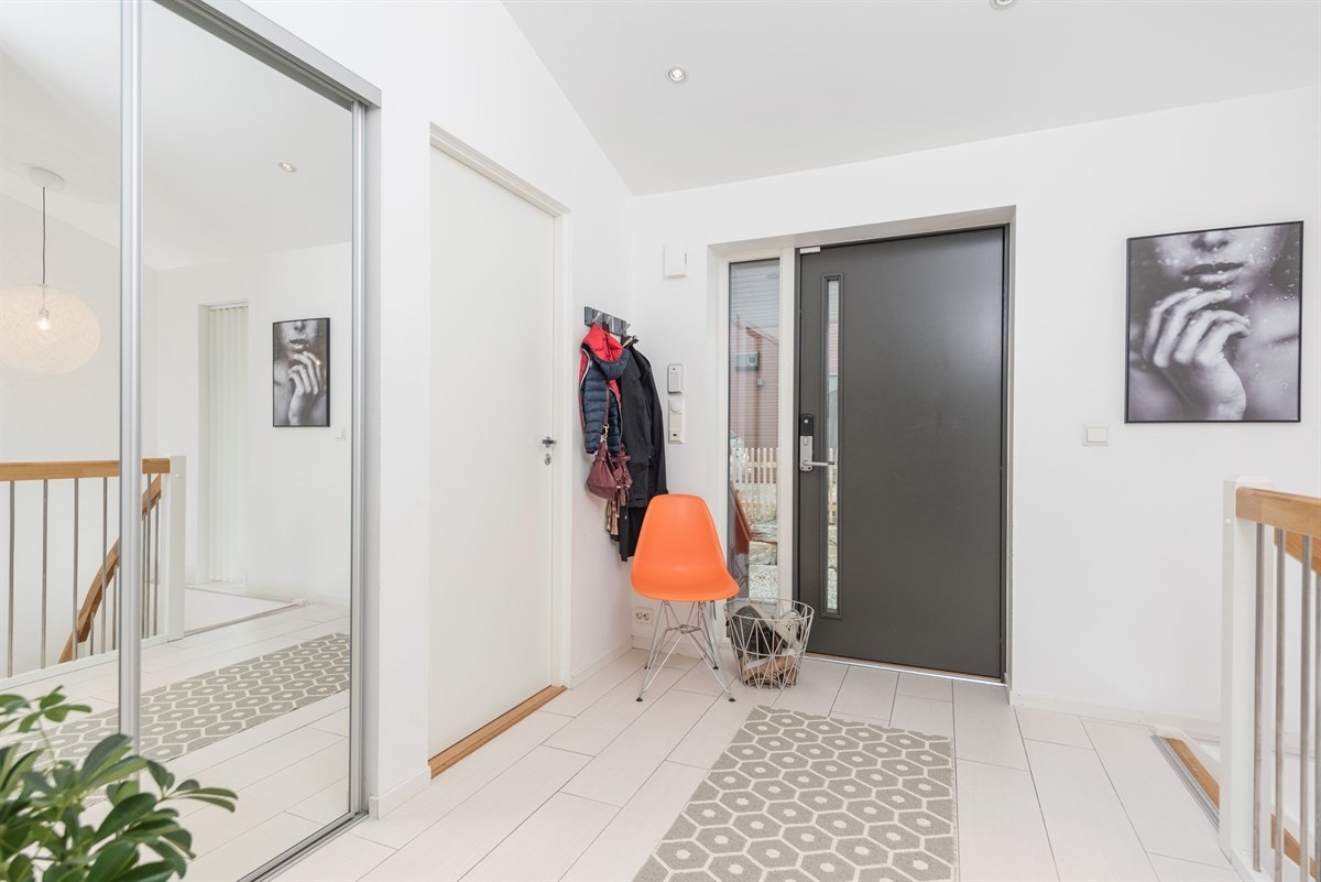 PROA Eiendomsmegling - Entéen er lys og romslig med stort garderobeskap med speilfronter. Galleribilde