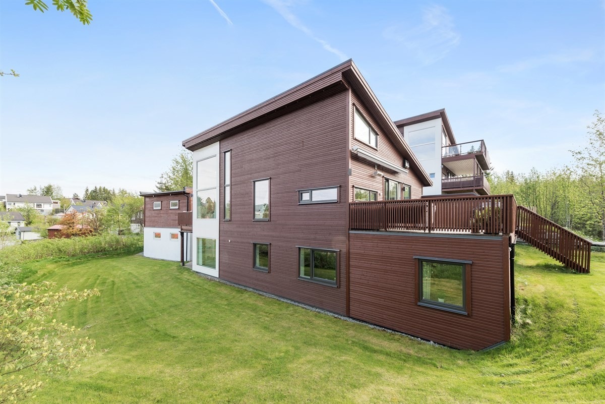 PROA Eiendomsmegling - Boligen ble videre utvidet i 2013 med både tilbygget av garasjen og utvidelse av sokkel under terrassen. Galleribilde