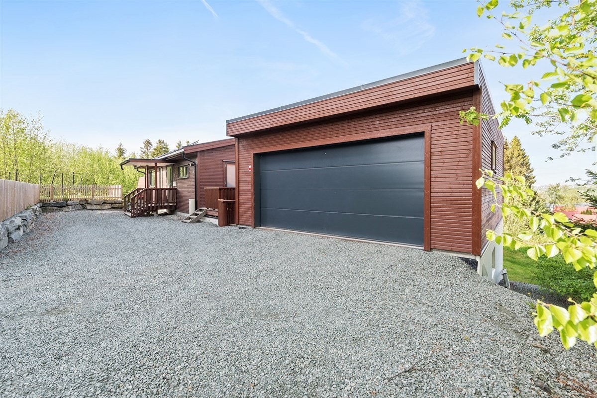 PROA Eiendomsmegling - Boligen har en isolert dobbeltgarasje med flere store lagringsrom. Galleribilde