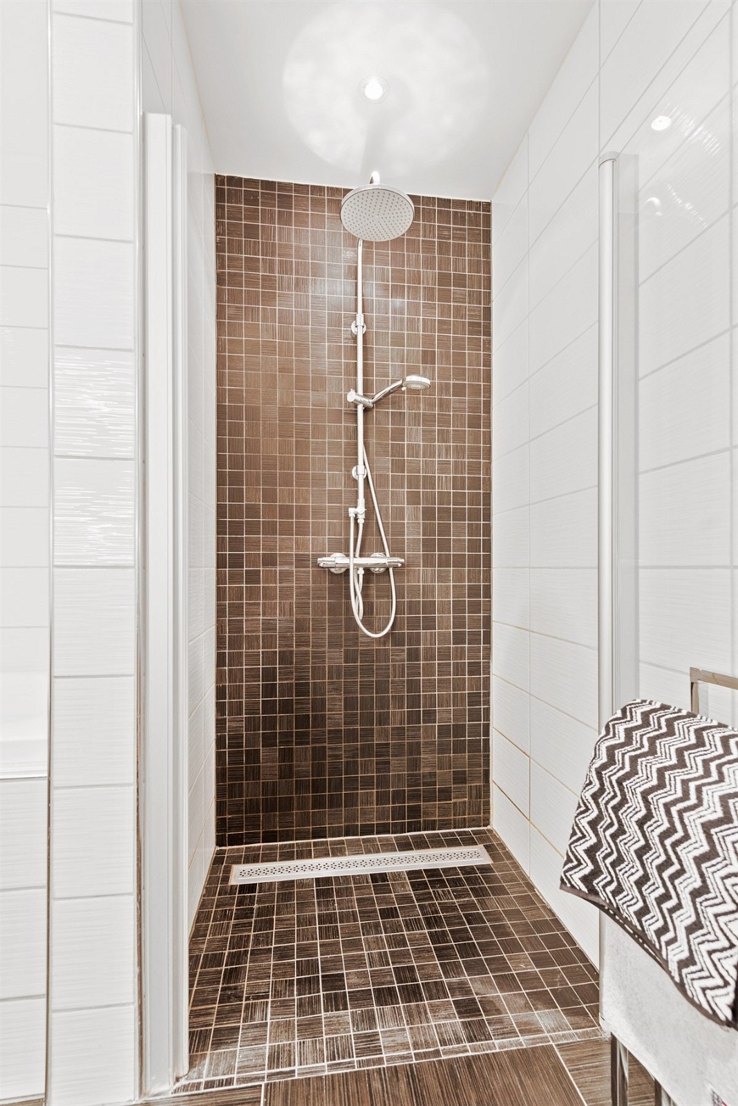 PROA Eiendomsmegling - I dusjen er det valgt lekre mosaikkfliser, flott dusjarmatur, samt avlangt unidrain sluk. Galleribilde