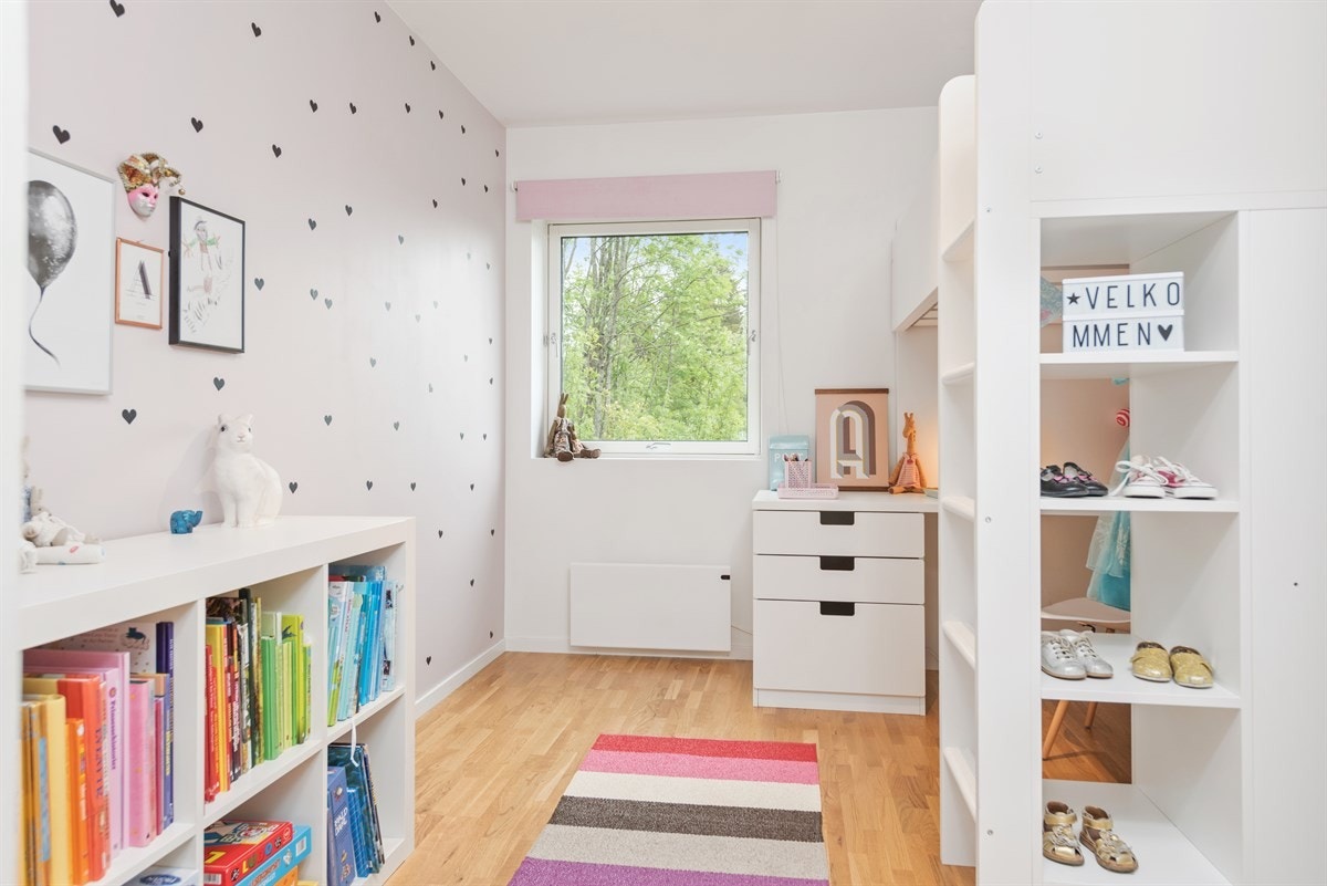 PROA Eiendomsmegling - Boligen er innredet med tre soverom som alle er av god størrelse på henholdsvis 9, 10,5 og 15 kvm. Ytterligere rom kan innredes som soverom dersom dette er av ønske. Galleribilde