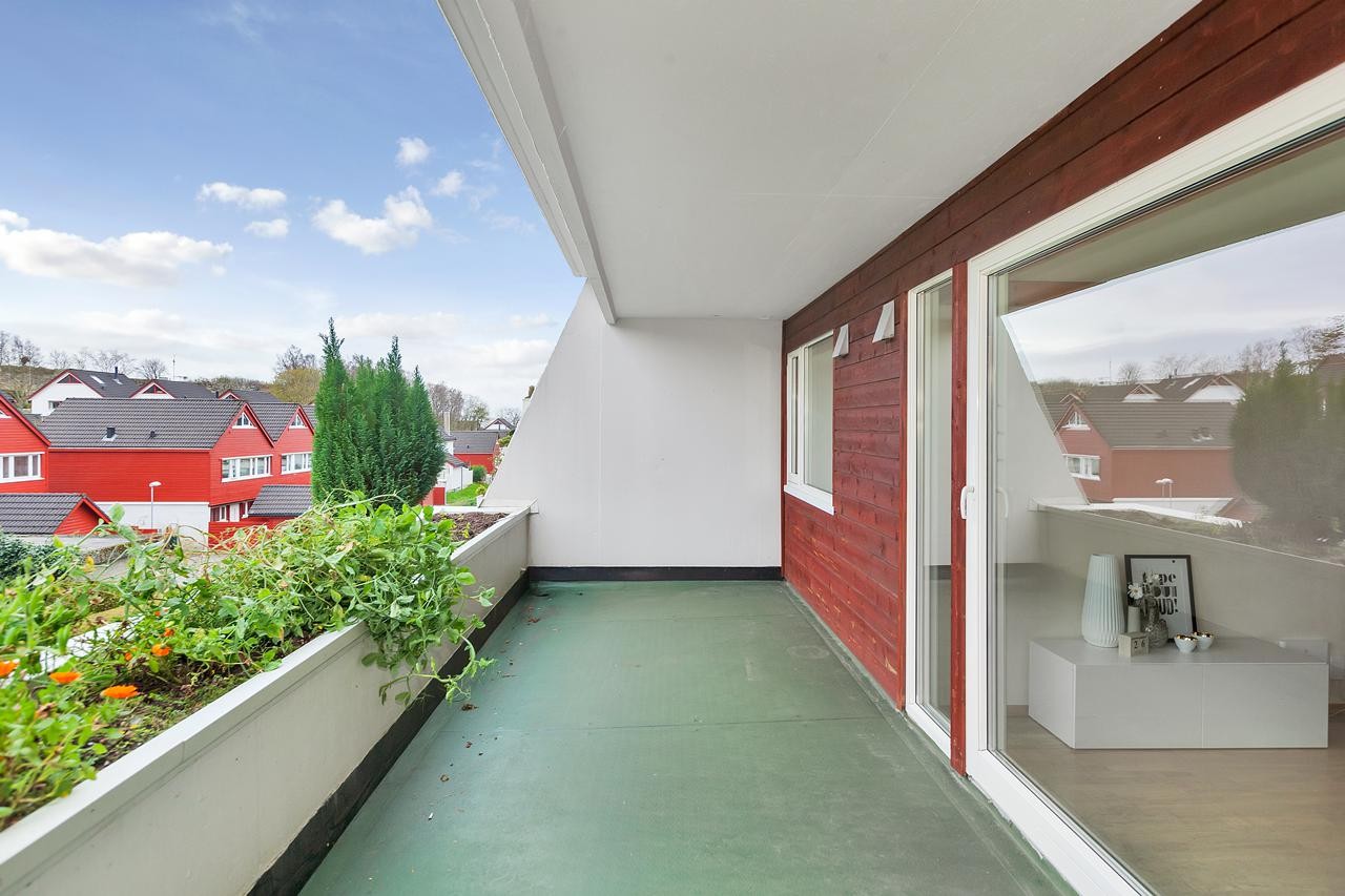 Balkongen er stor og skjermet Galleribilde