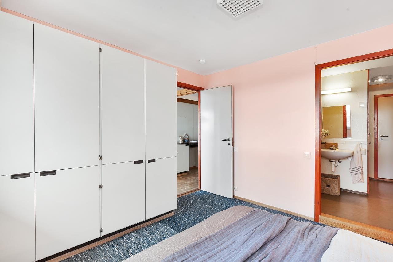 Romslig hovedsoverom med god plass til både dobbelseng og garderobeskap Galleribilde