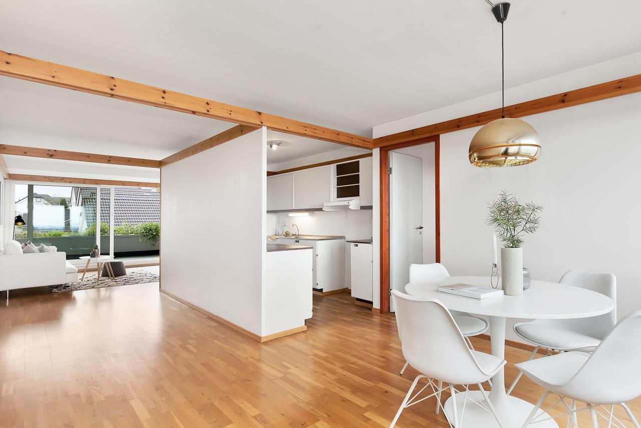 Denne løsningen gir god plass til både salong- og spisegruppe Galleribilde