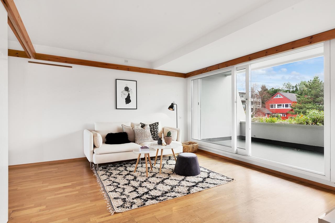 Stue med utgang til stor og solrik balkong Galleribilde