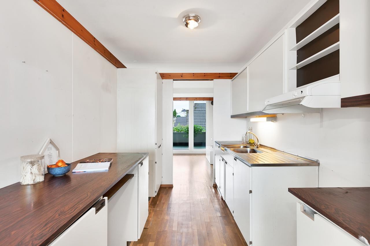 Kjøkken - her er det mulighet for å ta ned veggen til venstre for å få et luftigere og åpent rom Galleribilde