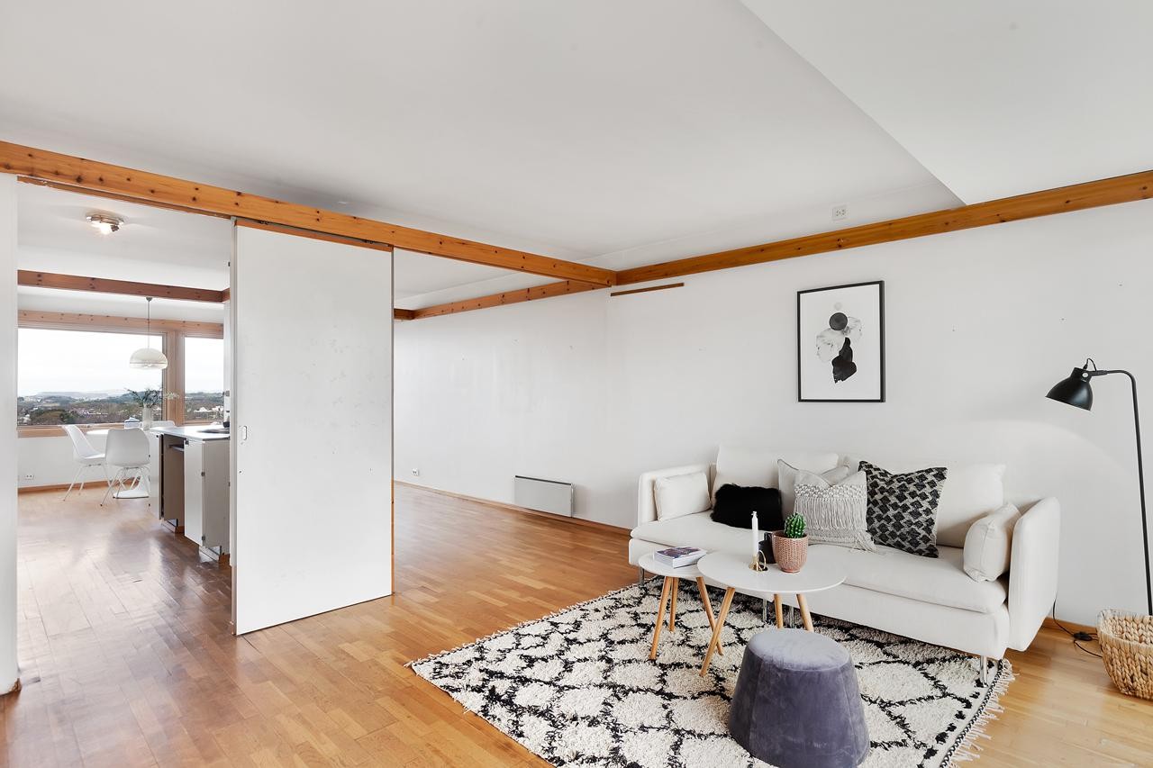 Stue/kjøkken består av et stort rom som gir deg gode muligheter til å innrede etter eget ønske Galleribilde