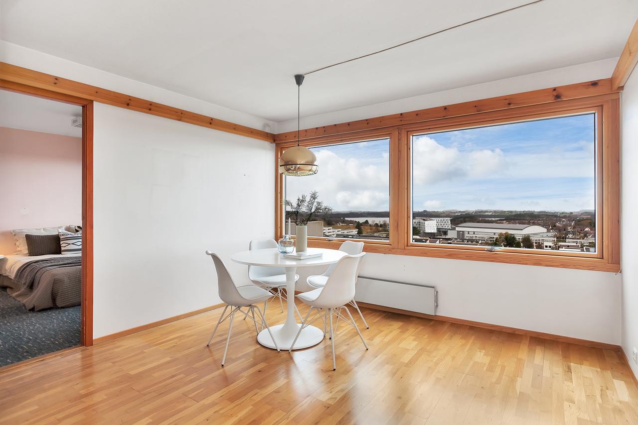 Spisestue - de store vindusflatene gir rikelig med lys Galleribilde