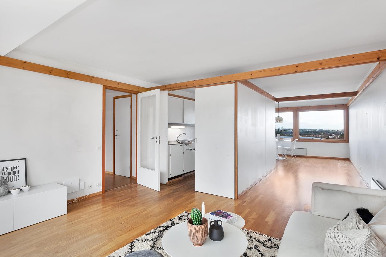 Kjekk planløsning med en delvis åpen løsning med stue, spisestue og kjøkken Galleribilde