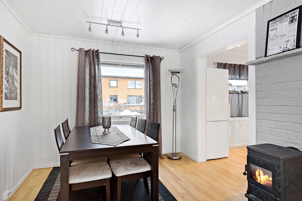 Det er montert vedovn i stuen Galleribilde