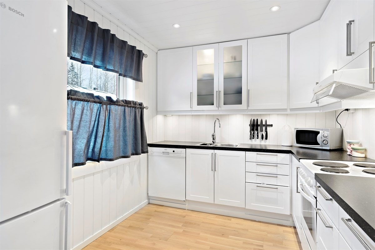 Komfyr, oppvaskmaskin og kombiskap følger med i handelen Galleribilde