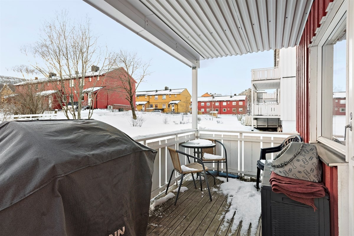 Balkongen ligger sørvendt og har utgang til hage Galleribilde