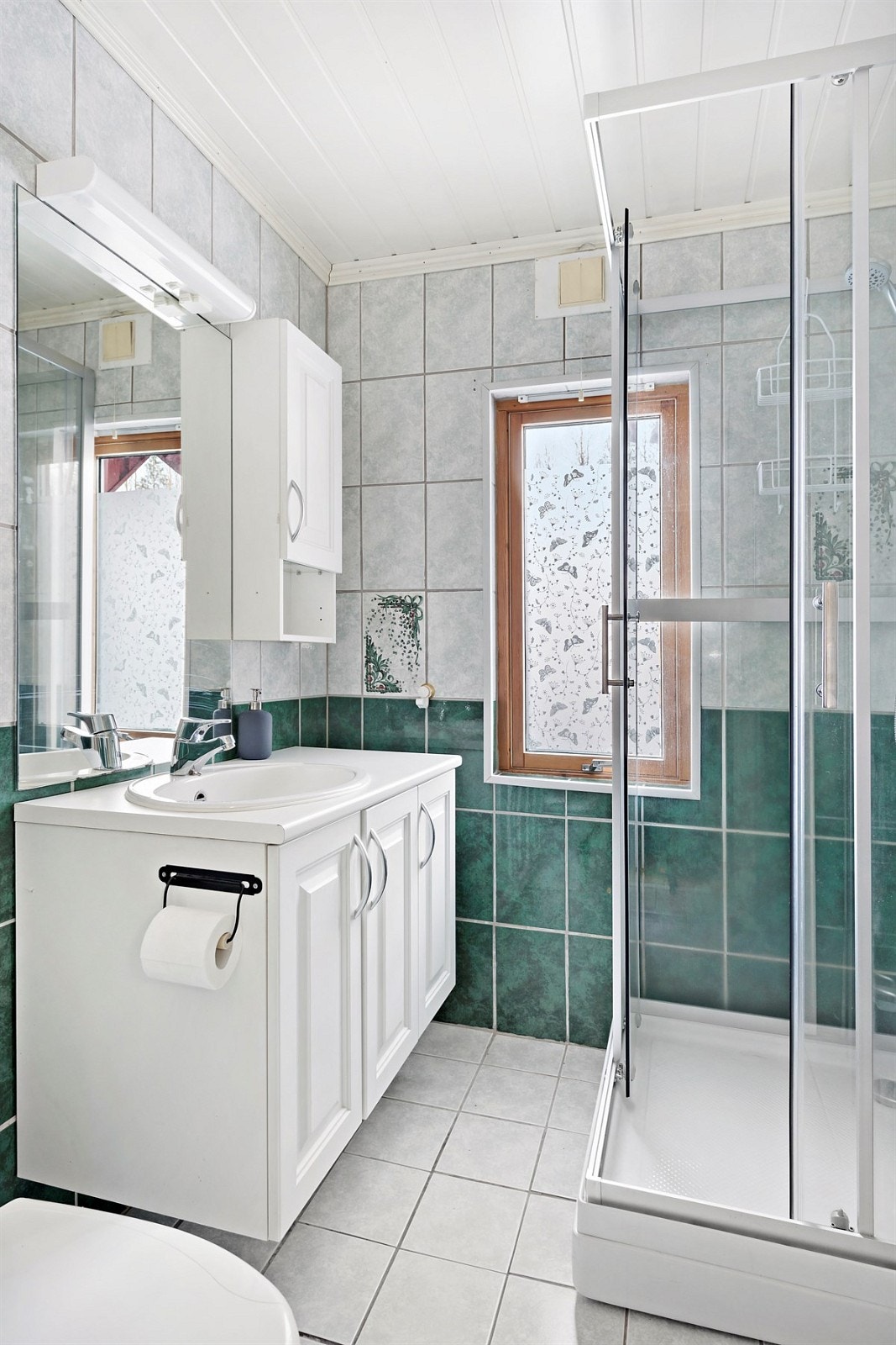 Bad har flislagt gulv m/varmekabler. Dusjkabinett Galleribilde